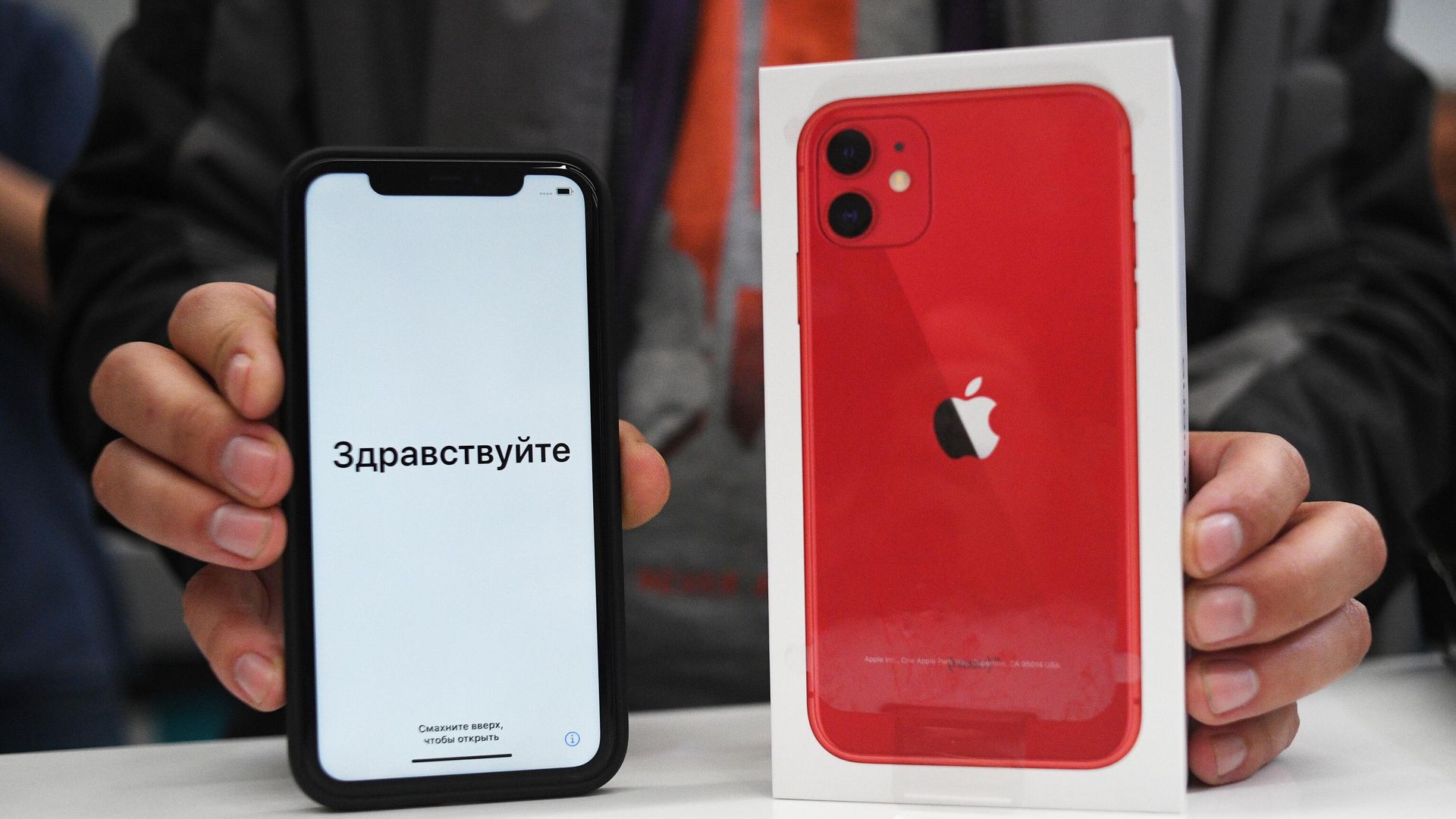 Новый смартфон компании Apple в руках покупателя в магазине re:Store в Москве - РИА Новости, 1920, 11.10.2021