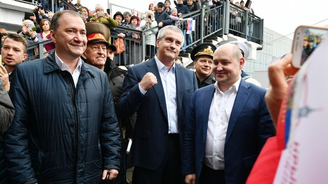Дмитрий Белик, Сергей Аксёнов и Михаил Развозжаев на перроне вокзала в Севастополе, куда прибыл поезд Таврия. 25 декабря 2019 Дмитрий Белик, Сергей Аксёнов и Михаил Развозжаев на перроне вокзала в Севастополе, куда прибыл поезд Таврия. 25 декабря 2019