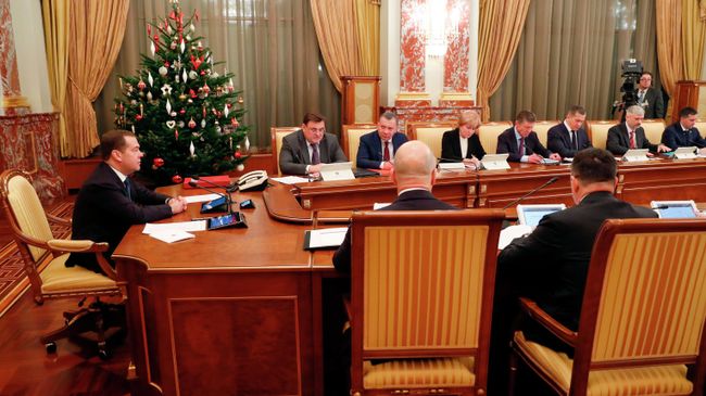 Председатель правительства РФ Дмитрий Медведев проводит совещание с членами кабинета министров РФ
