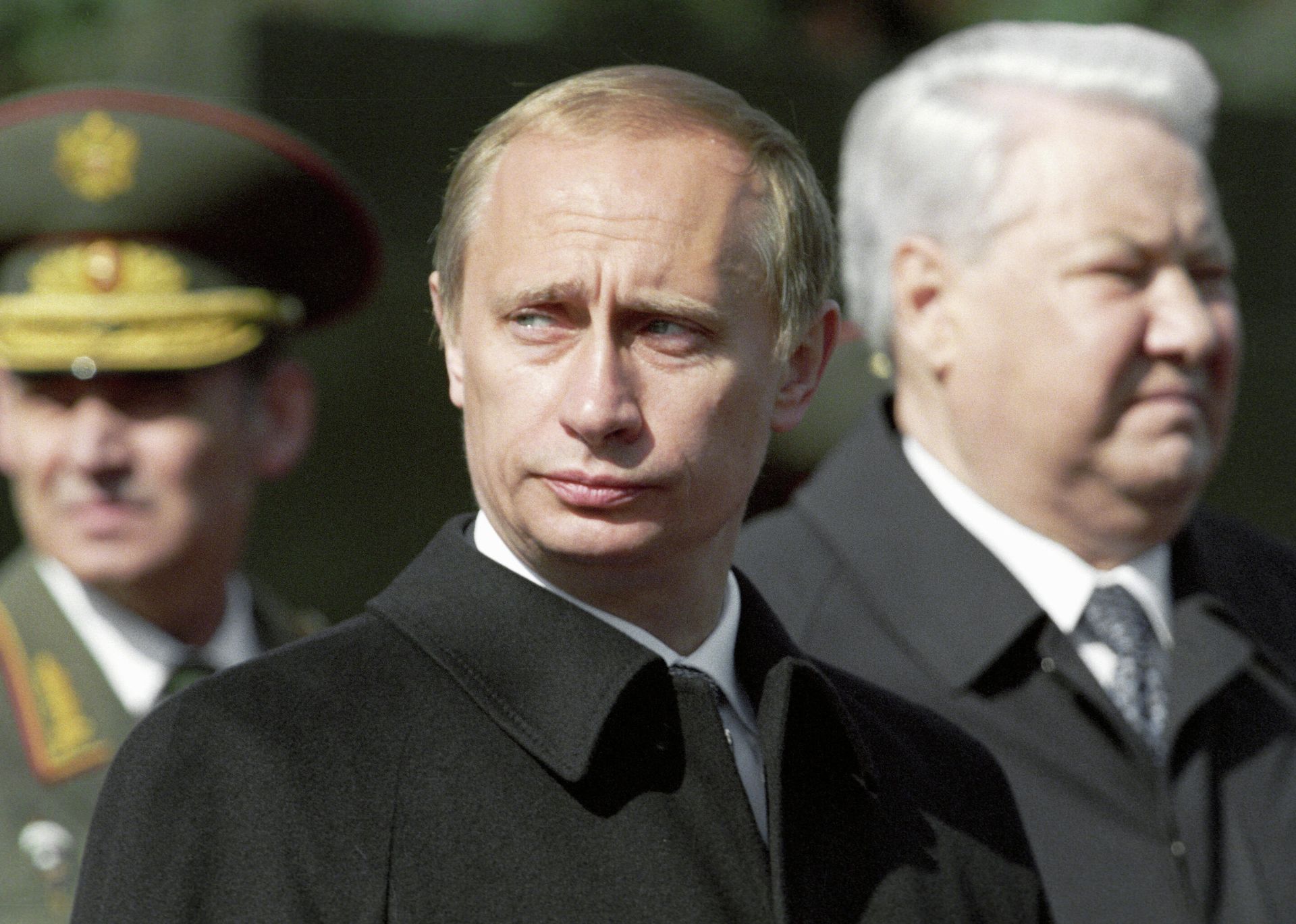Президент России Владимир Путин (в центре) и первый Президент РФ Борис Ельцин (слева) на Красной площади на праздновании 55-й годовщины Победы в Великой Отечественной Войне. Президент России Владимир Путин (в центре) и первый Президент РФ Борис Ельцин (слева) на Красной площади на праздновании 55-й годовщины Победы в Великой Отечественной Войне. - РИА Новости, 1920, 01.01.2025