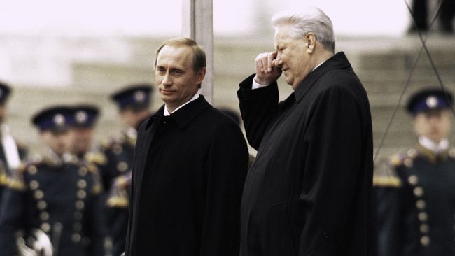 Президент РФ Владимир Путин и первый Президент РФ Борис Ельцин стоят на Красном крыльце в день инаугурации В. Путина