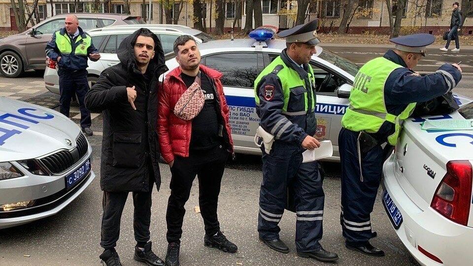 Хип-хоп-исполнитель Паша Техник (Павел Ивлеев) на месте его задержания сотрудниками ДПС - РИА Новости, 1920, 04.04.2025