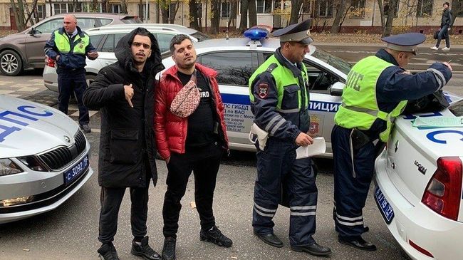 Хип-хоп-исполнитель Паша Техник (Павел Ивлеев) на месте его задержания сотрудниками ДПС