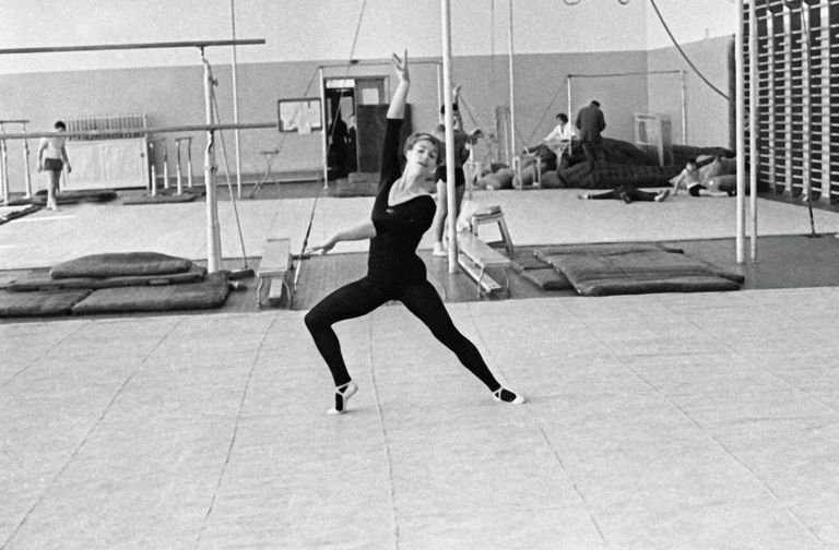 Абсолютная чемпионка мира по спортивной гимнастике Лариса Латынина на тренировке.