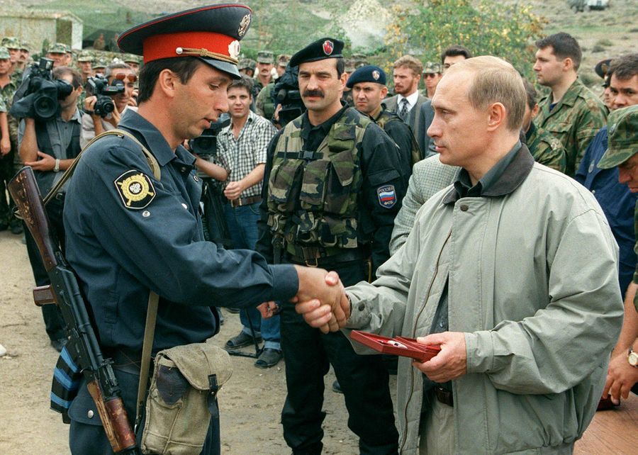 Премьер-министр Владимир Путин вручает награду милиционеру на базе российских войск в горах Ботлихского района в Дагестане 27 августа 1999 года Премьер-министр Владимир Путин вручает награду милиционеру на базе российских войск в горах Ботлихского района в Дагестане 27 августа 1999 года