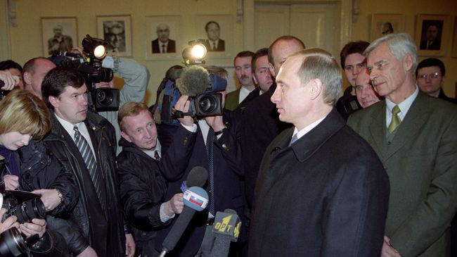 Исполняющий обязанности Президента РФ Владимир Владимирович Путин на избирательном участке в день выборов Президента Российской Федерации беседует с журналистами после голосования