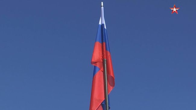 Поднятие флага России на опорным пунктом в Сирии Поднятие флага России на опорным пунктом в Сирии
