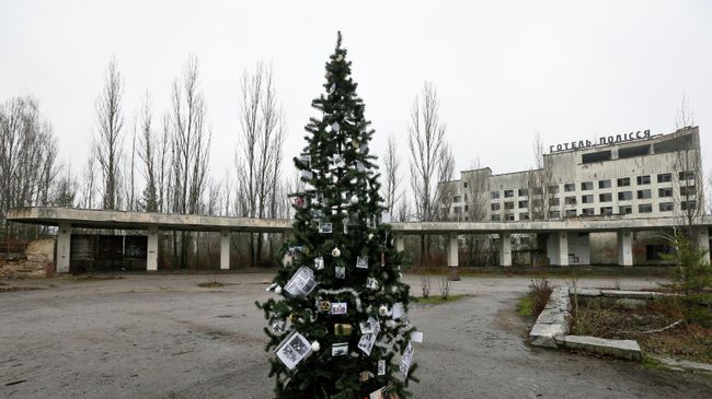 Новогодняя елка, установленная на главной площади Припяти впервые с 1985 года Новогодняя елка, установленная на главной площади Припяти впервые с 1985 года