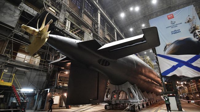 Спуск на воду дизель-электрической подводной лодки Волхов. 26 декабря 2019