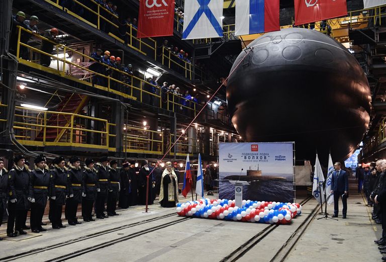 Торжественная церемония спуска на воду дизель-электрической подводной лодки проекта 636.3 (Варшавянка) Волхов в Санкт-Петербурге