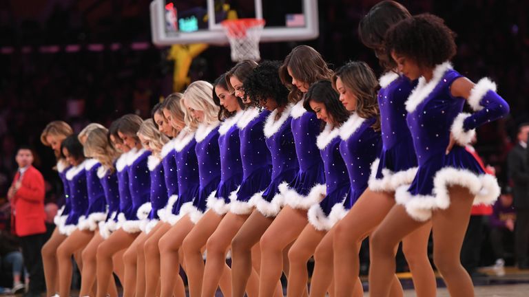 Чирлидеры команды The Los Angeles Lakers выступают в новогодних костюмах Чирлидеры команды The Los Angeles Lakers выступают в новогодних костюмах
