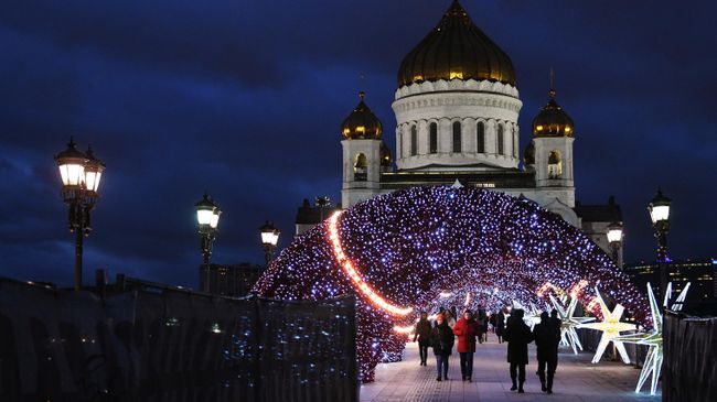 Конструкции со светодиодами на Патриаршем мосту. На дальнем плане: храм Христа Спасителя