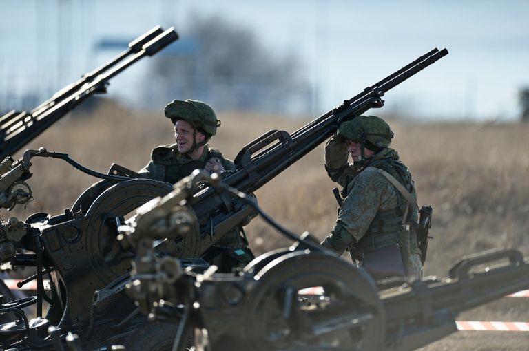 Военнослужащие береговой обороны Черноморского флота во время отборочных соревнований в конкурсе Танковый биатлон на полигоне Ангарский в Крыму Военнослужащие береговой обороны Черноморского флота во время отборочных соревнований в конкурсе Танковый биатлон на полигоне Ангарский в Крыму