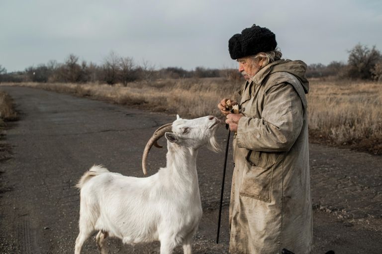 Мужчина в поселке Донецкий Луганской области Мужчина в поселке Донецкий Луганской области