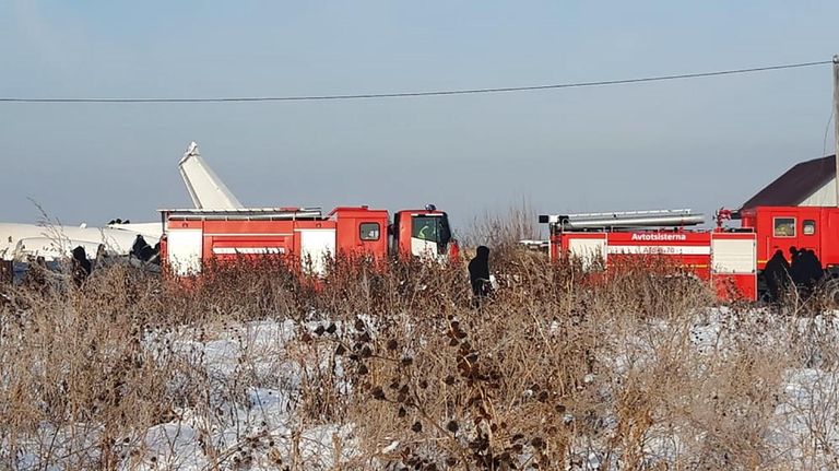Сотрудники спасательной службы и полиции работают на месте крушения самолета Fokker 100 казахстанской авиакомпании Bek Air Сотрудники спасательной службы и полиции работают на месте крушения самолета Fokker 100 казахстанской авиакомпании Bek Air