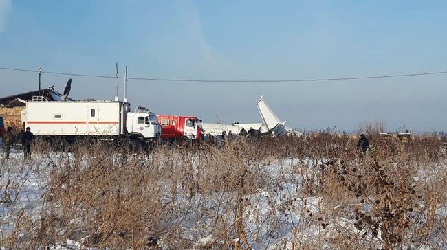 Сотрудники спасательной службы и полиции работают на месте крушения самолета Fokker 100 казахстанской авиакомпании Bek Air Сотрудники спасательной службы и полиции работают на месте крушения самолета Fokker 100 казахстанской авиакомпании Bek Air