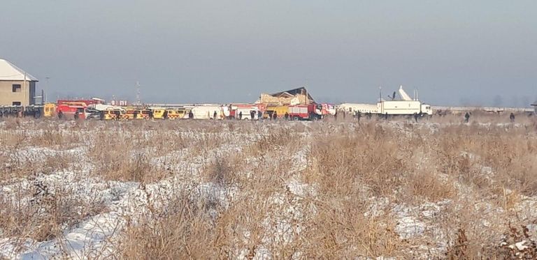 Сотрудники спасательной службы и полиции работают на месте крушения самолета Fokker 100 казахстанской авиакомпании Bek Air, следовавшего рейсом Алма-Ата - Нур-Султан Сотрудники спасательной службы и полиции работают на месте крушения самолета Fokker 100 казахстанской авиакомпании Bek Air, следовавшего рейсом Алма-Ата - Нур-Султан