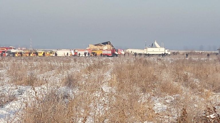 Сотрудники спасательной службы и полиции работают на месте крушения самолета Fokker 100 казахстанской авиакомпании Bek Air, следовавшего рейсом Алма-Ата - Нур-Султан Сотрудники спасательной службы и полиции работают на месте крушения самолета Fokker 100 казахстанской авиакомпании Bek Air, следовавшего рейсом Алма-Ата - Нур-Султан
