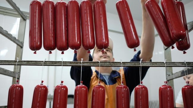 Сотрудник на предприятии по производству колбас и мясных деликатесов Сотрудник на предприятии по производству колбас и мясных деликатесов