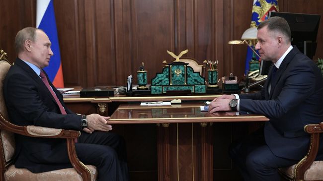 Президент России Владимир Путин и глава МЧС Евгений Зиничев во время встречи в День спасателя Президент России Владимир Путин и глава МЧС Евгений Зиничев во время встречи в День спасателя