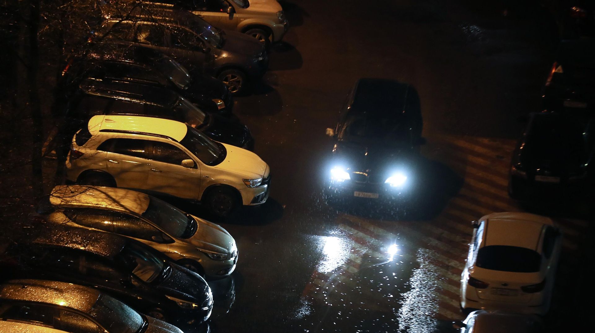 Автомобильная стоянка во дворе в Москве Автомобильная стоянка во дворе в Москве