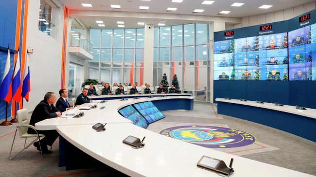 Председатель правительства Дмитрий Медведев проводит сеанс видеосвязи с руководителями главных управлений МЧС