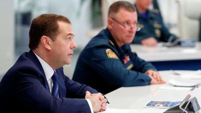 Председатель правительства Дмитрий Медведев проводит сеанс видеосвязи с руководителями главных управлений МЧС Председатель правительства Дмитрий Медведев проводит сеанс видеосвязи с руководителями главных управлений МЧС