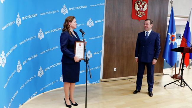 Председатель правительства РФ Дмитрий Медведев на церемонии вручения государственных наград сотрудникам МЧС. 27 декабря 2019 Председатель правительства РФ Дмитрий Медведев на церемонии вручения государственных наград сотрудникам МЧС. 27 декабря 2019