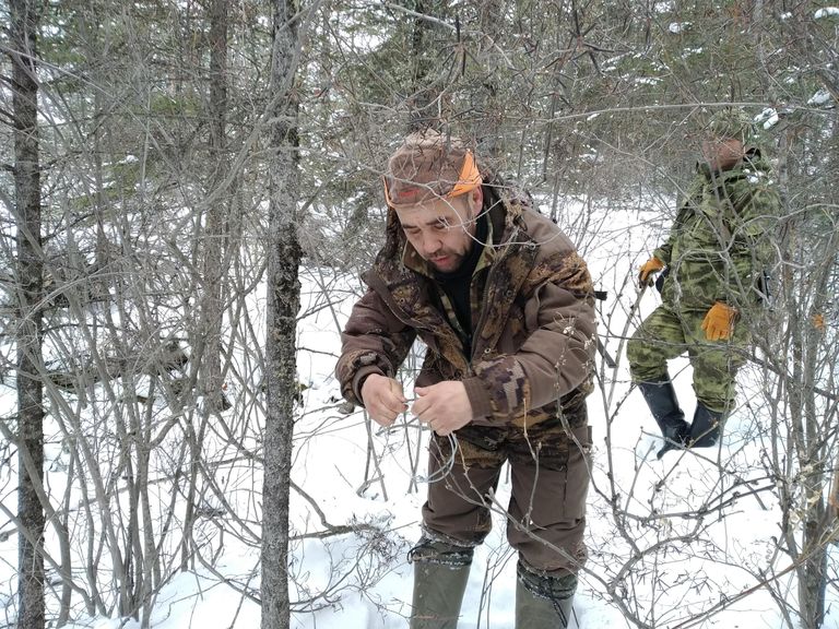 Алексей Кужлеков снимает охотничьи петли