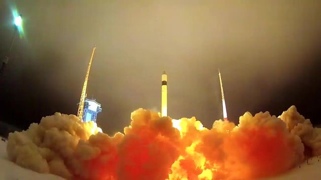 Запуск ракеты Рокот с украинскими компонентами с космодрома Плесецк в Архангельской области. Стоп-кадр видео, предоставленного Министерством обороны Запуск ракеты Рокот с украинскими компонентами с космодрома Плесецк в Архангельской области. Стоп-кадр видео, предоставленного Министерством обороны