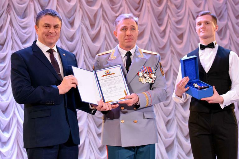 Глава ЛНР наградил сотрудников МЧС в честь пятилетия основания ведомства
