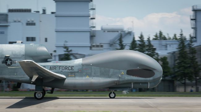 Американский стратегический разведывательный беспилотник Global Hawk