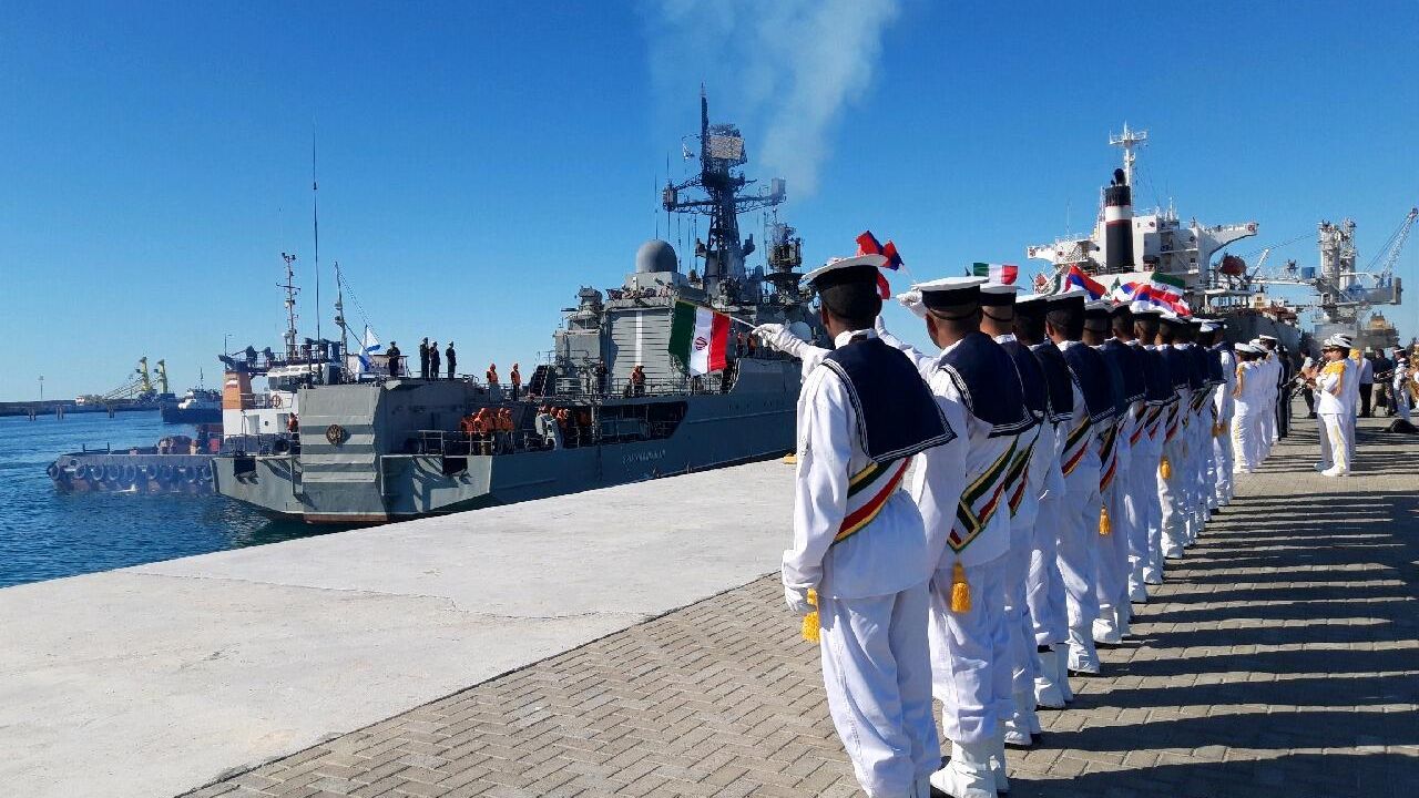 Иранские моряки приветствуют российский сторожевой корабль Ярослав Мудрый Иранские моряки приветствуют российский сторожевой корабль Ярослав Мудрый - РИА Новости, 1920, 15.01.2024