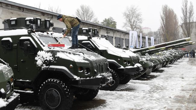 Передача вооружения украинской армии на заводе ГК Укроборонпром в Киеве Передача вооружения украинской армии на заводе ГК Укроборонпром в Киеве