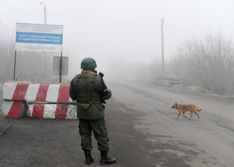 Военнослужащий ДНР на КПП на окраине города Горловка Военнослужащий ДНР на КПП на окраине города Горловка
