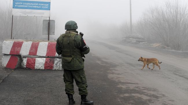 Военнослужащий ДНР на КПП на окраине города Горловка Военнослужащий ДНР на КПП на окраине города Горловка