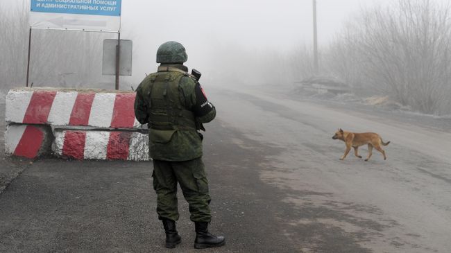 Военнослужащий ДНР на КПП на окраине города Горловка Военнослужащий ДНР на КПП на окраине города Горловка