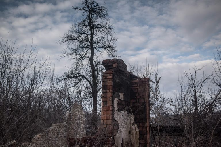Стена разрушенного дома в поселке Доломитное Донецкой области Стена разрушенного дома в поселке Доломитное Донецкой области