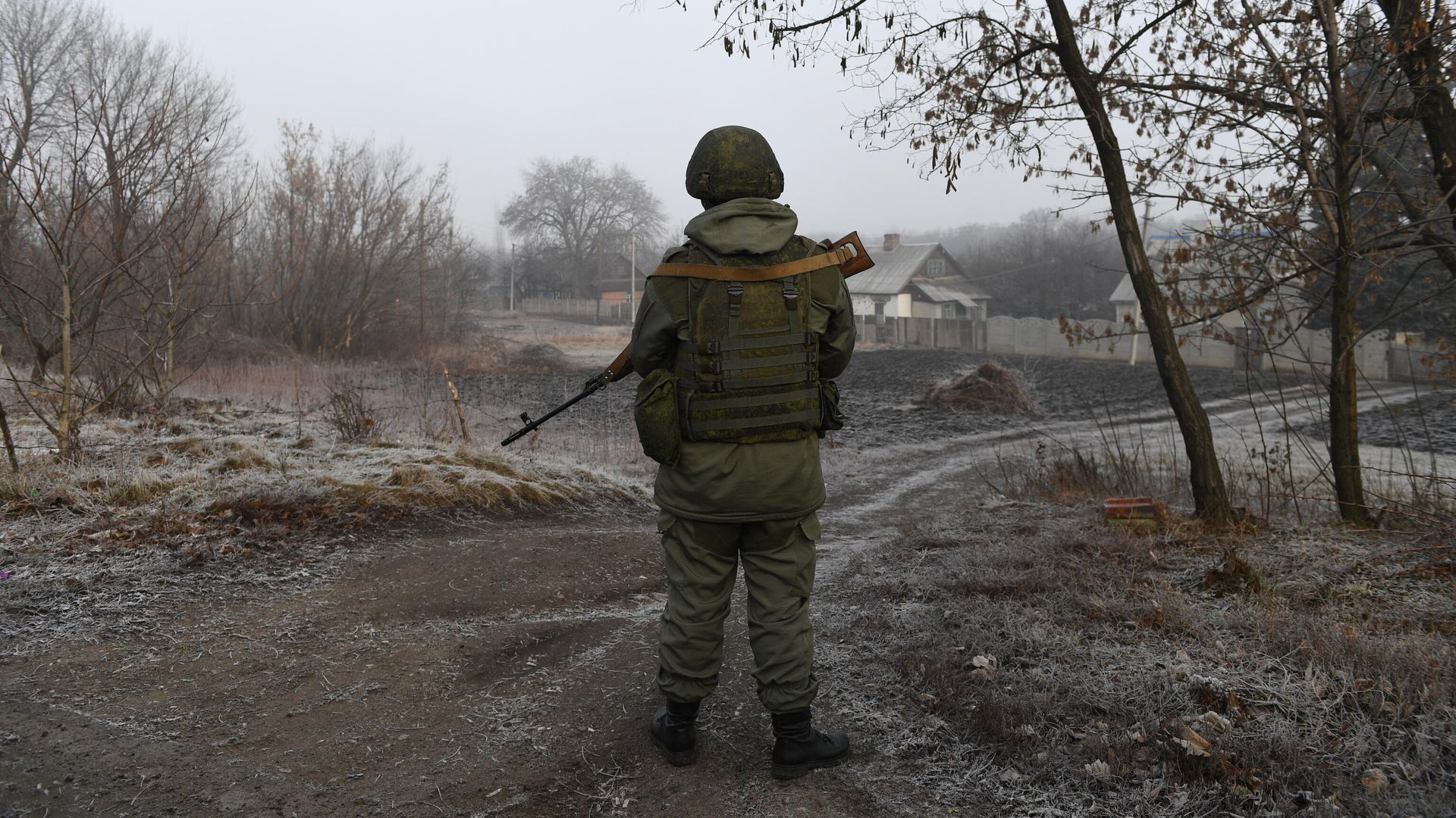 Военнослужащий армии ДНР на КПП на окраине города Горловка в Донецкой области - РИА Новости, 1920, 15.09.2021