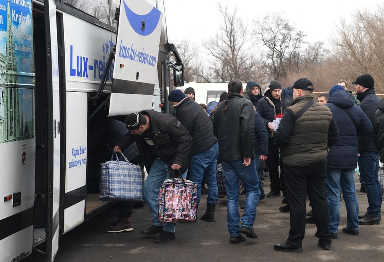Пленные, возвращенные украинской стороной на КПП на окраине города Горловка в Донецкой области Пленные, возвращенные украинской стороной на КПП на окраине города Горловка в Донецкой области