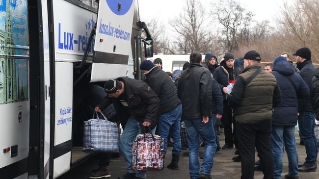 Пленные, возвращенные украинской стороной на КПП на окраине города Горловка в Донецкой области
