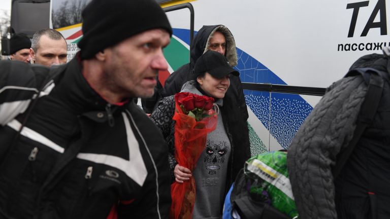 Пленные, возвращенные украинской стороной на КПП на окраине города Горловка в Донецкой области