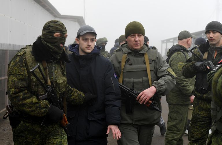 Представители ДНР и граждане Украины, удерживаемые на территории ДНР и ЛНР, на КПП на окраине города Горловка в Донецкой области Представители ДНР и граждане Украины, удерживаемые на территории ДНР и ЛНР, на КПП на окраине города Горловка в Донецкой области