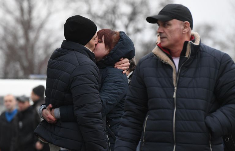 Родные встречают пленных, возвращенных украинской стороной на КПП на окраине города Горловка в Донецкой области Родные встречают пленных, возвращенных украинской стороной на КПП на окраине города Горловка в Донецкой области