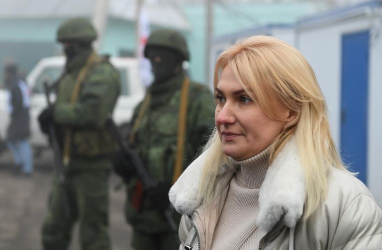 Уполномоченный по правам человека в Донецкой народной республике Дарья Морозова на КПП на окраине города Горловка в Донецкой области Уполномоченный по правам человека в Донецкой народной республике Дарья Морозова на КПП на окраине города Горловка в Донецкой области