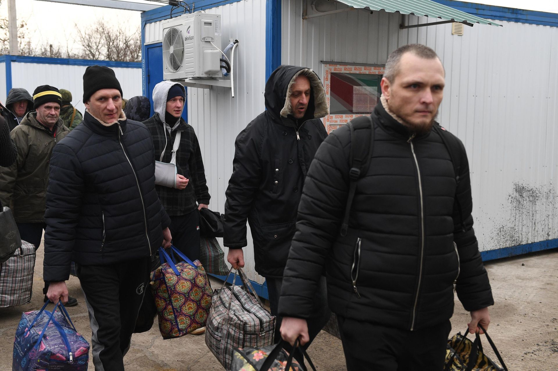 Пленные, возвращенные украинской стороной на КПП на окраине города Горловка в Донецкой области Пленные, возвращенные украинской стороной на КПП на окраине города Горловка в Донецкой области - РИА Новости, 1920, 18.03.2022