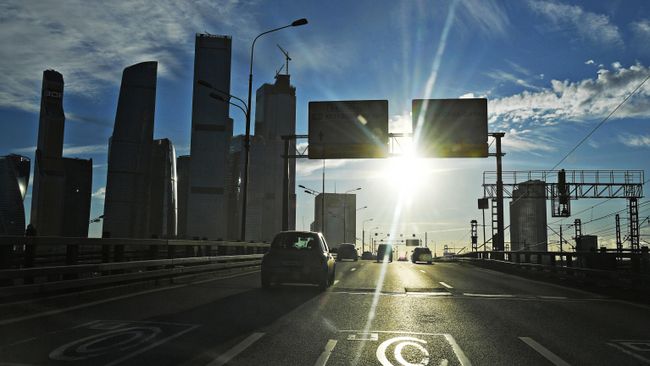 Автомобильное движение на Третьем транспортном кольце в Москве Автомобильное движение на Третьем транспортном кольце в Москве