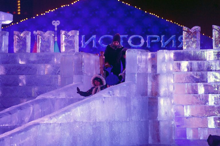 Посетители на ледовой горке во время V Новогоднего фестиваля Ледовая Москва. В кругу семьи в Парке Победы на Поклонной горе