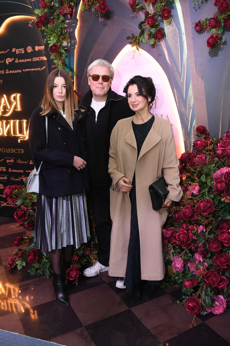 Режиссер, продюсер Александр Стриженов и его супруга актриса и телеведущая Екатерина Стриженова (справа) и дочь Александра на премьере ледового шоу Спящая красавица. Легенда двух королевств в Москве Режиссер, продюсер Александр Стриженов и его супруга актриса и телеведущая Екатерина Стриженова (справа) и дочь Александра на премьере ледового шоу Спящая красавица. Легенда двух королевств в Москве