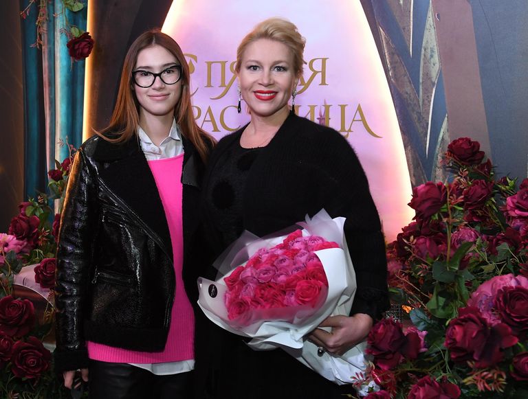 Телеведущая Екатерина Одинцова (справа) с дочерью Диной Немцовой на премьере ледового шоу Спящая красавица. Легенда двух королевств в Москве Телеведущая Екатерина Одинцова (справа) с дочерью Диной Немцовой на премьере ледового шоу Спящая красавица. Легенда двух королевств в Москве